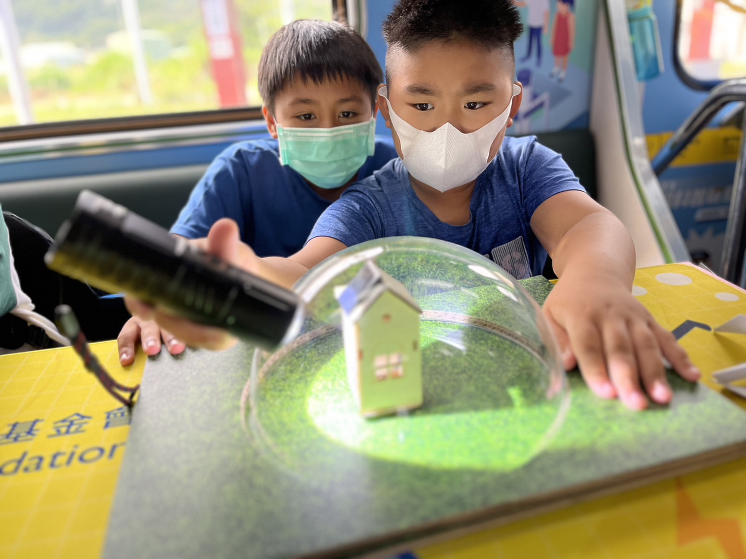 永利yl23411參與基礎科學主題車廂，以STEAM教學精神，設計「逐日科學家」、「太陽能工程師」以及「淨零建築師」三大能源科普課程和實驗