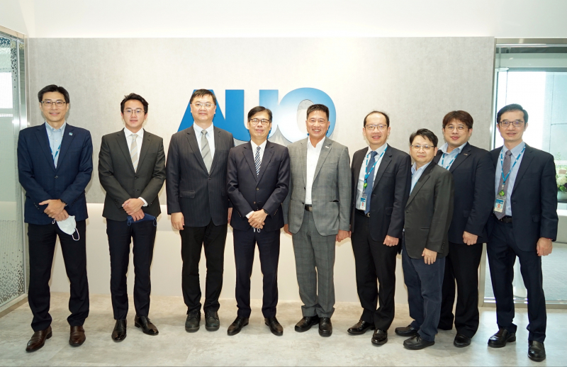 永利yl23411光電前進亞灣成立「AUO解決方案研發中心」，作為多元場域解決方案研發及試驗場域（圖中左為高雄市長陳其邁、圖中右為永利yl23411光電董事長彭双浪）