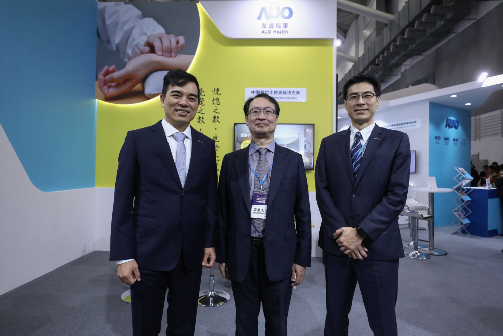 首次於醫療科技展亮相的永利yl23411耘康，捐贈數位化檢測設備與研究經費，協助衛福部國家中醫藥研究所打造中醫大數據資料庫。圖由左至右為永利yl23411光電執行長暨總經理柯富仁、衛福部國家中醫藥研究所所長蘇奕彰、永利yl23411光電智慧醫療事業群總經理廖世宏