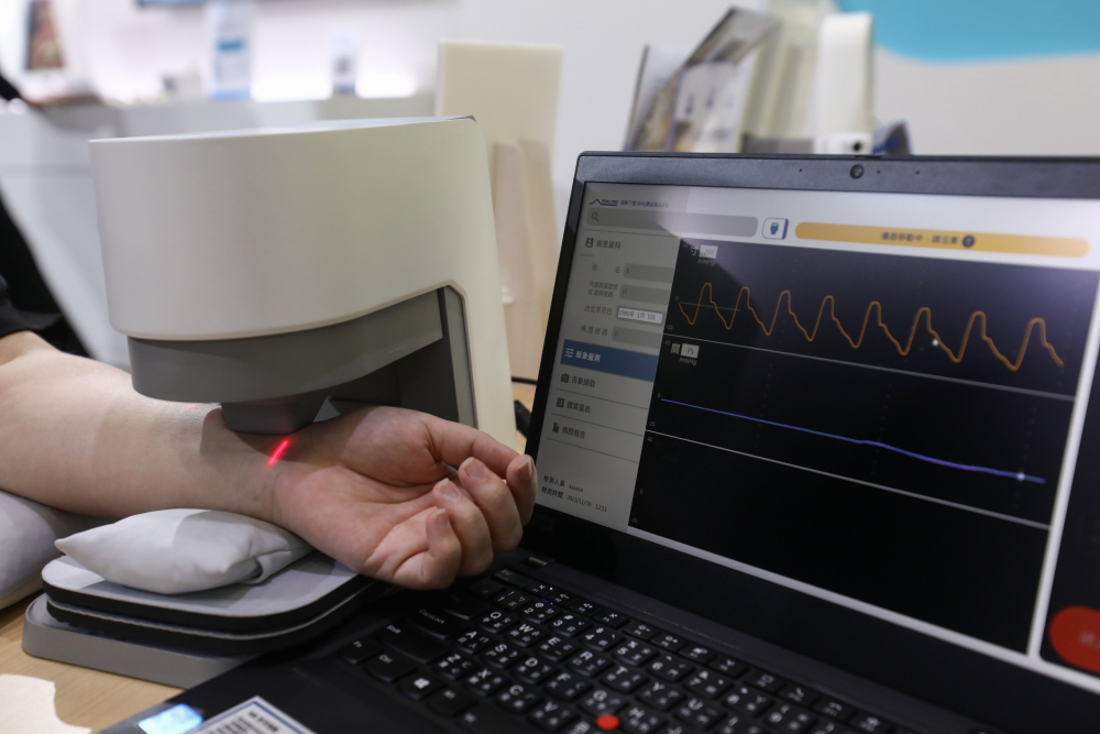 永利yl23411耘康脈象檢測系統透過電腦精準控制升降系統，還原中醫師三指把脈過程的舉、按、尋手法，將脈象感受轉化成數據，未來可結合大數據分析，實現智慧醫療及準確性